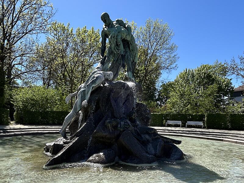 Der Sintflutbrunnen im Coburger Rosengarten hat wieder Wasser.