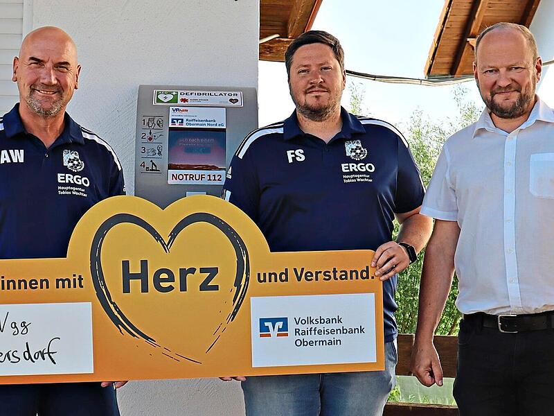 V.l.: Andreas Wagner und Florian Schirmer von der Spielvereinigung Obersdorf sowie der Teamleiter Finanzberatung Stefan D&uuml;sel aus der Gesch&auml;ftsstelle Schw&uuml;rbitz. Stefan D&uuml;sel