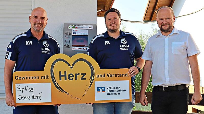 V.l.: Andreas Wagner und Florian Schirmer von der Spielvereinigung Obersdorf sowie der Teamleiter Finanzberatung Stefan D&uuml;sel aus der Gesch&auml;ftsstelle Schw&uuml;rbitz. Stefan D&uuml;sel