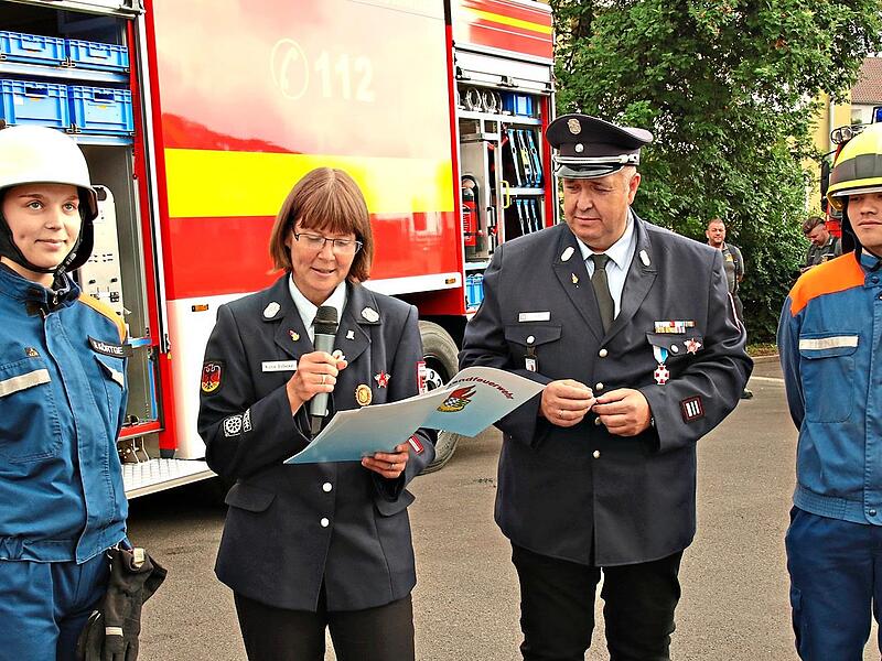 Die Vorsitzende des Kreisjugendfeuerwehrverbandes Nicole Boßecker (2. von links) zeichnete Sophia Kötke (links) und Jannik Heinold (FFW Rossach) mit der Ehrennadel des Kreisjugendfeuerwehrverbandes aus. Oliver Rupp (3. von links) bekam das Bayeris... Die Vorsitzende des Kreisjugendfeuerwehrverbandes Nicole Boßecker (2. von links) zeichnete Sophia Kötke (links) und Jannik Heinold (FFW Rossach) mit der Ehrennadel des Kreisjugendfeuerwehrverbandes aus. Oliver Rupp (3. von links) bekam das Bayeris...
