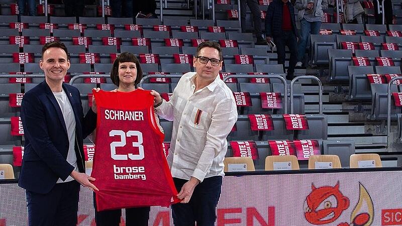 Stefan (r.) und Verena Schraner, hier mit  Brose-Vertriebschef Oliver Hahn,  sind seit März Teil des Sponsorenpools von Brose Bamberg.