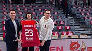Stefan (r.) und Verena Schraner, hier mit  Brose-Vertriebschef Oliver Hahn,  sind seit März Teil des Sponsorenpools von Brose Bamberg.