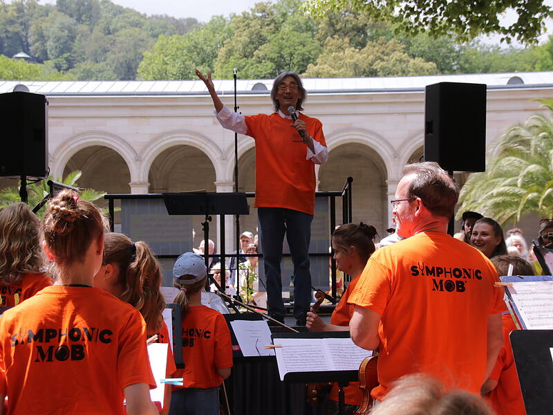 Star-Dirigent Kent Nagano &uuml;berzeugt die Teilnehmerinnen und Teilnehmer schon nach wenigen Minuten mit seiner humorvollen Art.