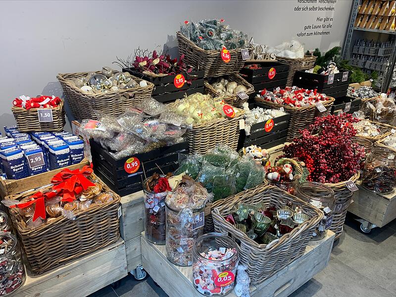 Kerzen, Kugeln & Co.: Der &bdquo;Weihnachts-Outlet&ldquo; befindet sich in der Spitalgasse in Coburg.