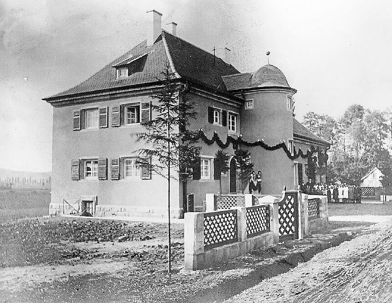 So sah die Schule in Au aus, als sie vor 100 Jahren eingeweiht wurde, sie war mit Girlanden geschmückt und herausgeputzt. Bis heute wird das Gebäude rege genutzt.Markt Küps So sah die Schule in Au aus, als sie vor 100 Jahren eingeweiht wurde, sie war mit Girlanden geschmückt und herausgeputzt. Bis heute wird das Gebäude rege genutzt.Markt Küps