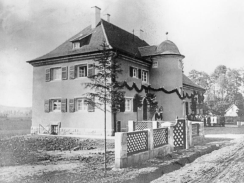 So sah die Schule in Au aus, als sie vor 100 Jahren eingeweiht wurde, sie war mit Girlanden geschm&uuml;ckt und herausgeputzt. Bis heute wird das Geb&auml;ude rege genutzt.Markt K&uuml;ps