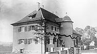 So sah die Schule in Au aus, als sie vor 100 Jahren eingeweiht wurde, sie war mit Girlanden geschm&uuml;ckt und herausgeputzt. Bis heute wird das Geb&auml;ude rege genutzt.Markt K&uuml;ps