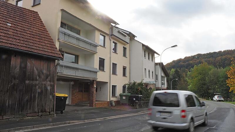 Sechs Familien aus Georgien und Russland haben in Neukirchen eine neues Dach über dem Kopf gefunden. Die insgesamt 30 Menschen wurden aus dem völlig überbelegten Ankerzentrum Bamberg nach Lautertal gebracht.. Sechs Familien aus Georgien und Russland haben in Neukirchen eine neues Dach über dem Kopf gefunden. Die insgesamt 30 Menschen wurden aus dem völlig überbelegten Ankerzentrum Bamberg nach Lautertal gebracht..