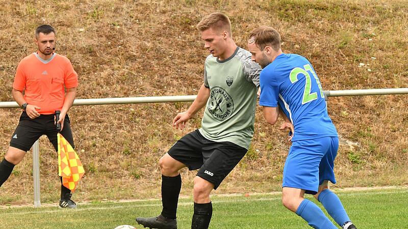 Körperlich dem Gegner Paroli bieten, dann haben die Arnsteiner um Benedikt Hessner (links), hier gegen den Neukenrother Julian Kestel, im Heimspiel am Sonntag gegen Hirschaid eine Chance, etwas Zählbares zu Hause zu behalten.