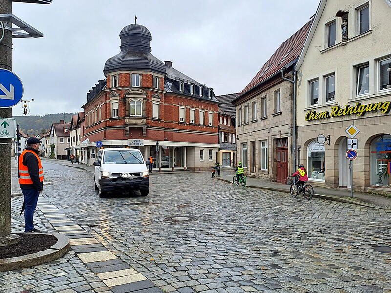 Viertklässler der Lucas-Cranach-Grundschule durften mit ihren Fahrrädern im Zuge der Jugendverkehrsschule das erste Mal im Realverkehr auf der Straße fahren.