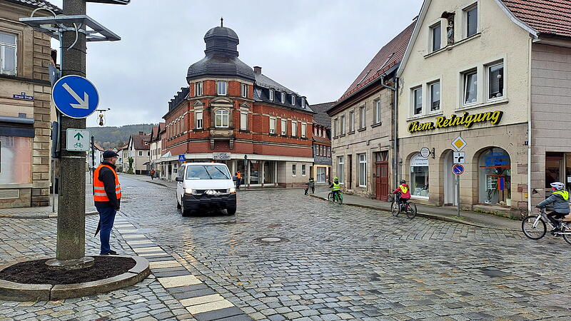Viertklässler der Lucas-Cranach-Grundschule durften mit ihren Fahrrädern im Zuge der Jugendverkehrsschule das erste Mal im Realverkehr auf der Straße fahren.