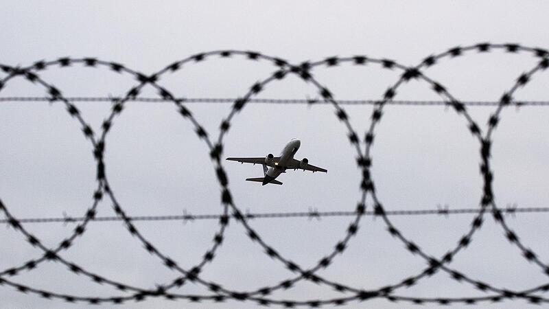 Die CSU fordert eine „Abschiebeoffensive“ für 2026 mit Linienflügen nach Afghanistan und vor allem nach Syrien. Die CSU fordert eine „Abschiebeoffensive“ für 2026 mit Linienflügen nach Afghanistan und vor allem nach Syrien.