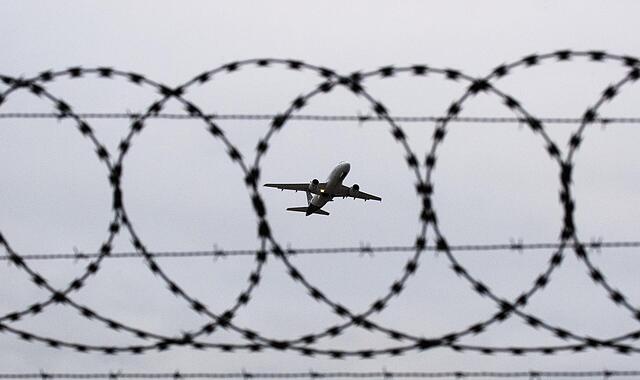 Die CSU fordert eine „Abschiebeoffensive“ für 2026 mit Linienflügen nach Afghanistan und vor allem nach Syrien. Die CSU fordert eine „Abschiebeoffensive“ für 2026 mit Linienflügen nach Afghanistan und vor allem nach Syrien.