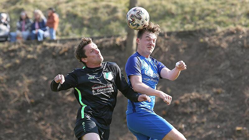 Jan Burger (r.) und der SV Walsdorf haben die Hoheit behalten: Gegen die DJK T&uuml;tschengereuth und Robert J&auml;ger feierte der Kreisliga-Aufsteiger einen schmucklosen 1:0-Sieg.