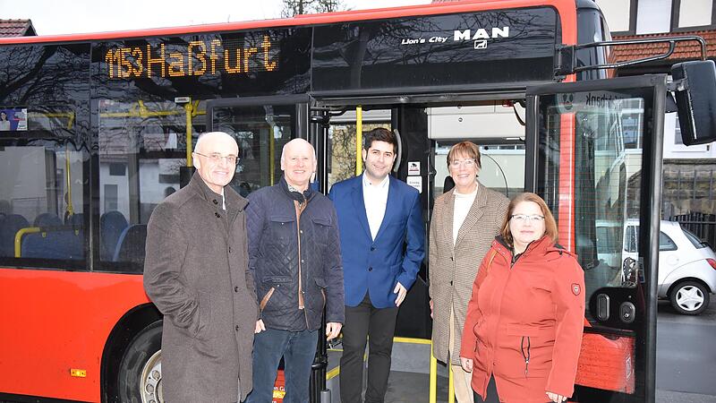 Der &Ouml;ffentliche Personennahverkehr (&Ouml;PNV) bietet eine zus&auml;tzliche Fahrt der Buslinie 1153 von Knetzgau nach Ha&szlig;furt an. Dar&uuml;ber freuen sich (von links) Landrat Wilhelm Schneider, B&uuml;rgermeister Stefan Paulus, Atilla Gidengil, sowie Susanne Lutz und...