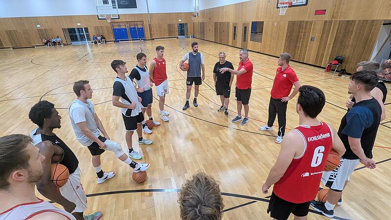 Vorbereitung in der „Blauen“: Die erfolgreiche Spielumstellung aus dem Vorjahr will TTL-Headcoach Stephan Harlander mit seiner Mannschaft weiter forcieren und damit den nächsten Entwicklungsschritt vollziehen. Vorbereitung in der „Blauen“: Die erfolgreiche Spielumstellung aus dem Vorjahr will TTL-Headcoach Stephan Harlander mit seiner Mannschaft weiter forcieren und damit den nächsten Entwicklungsschritt vollziehen.