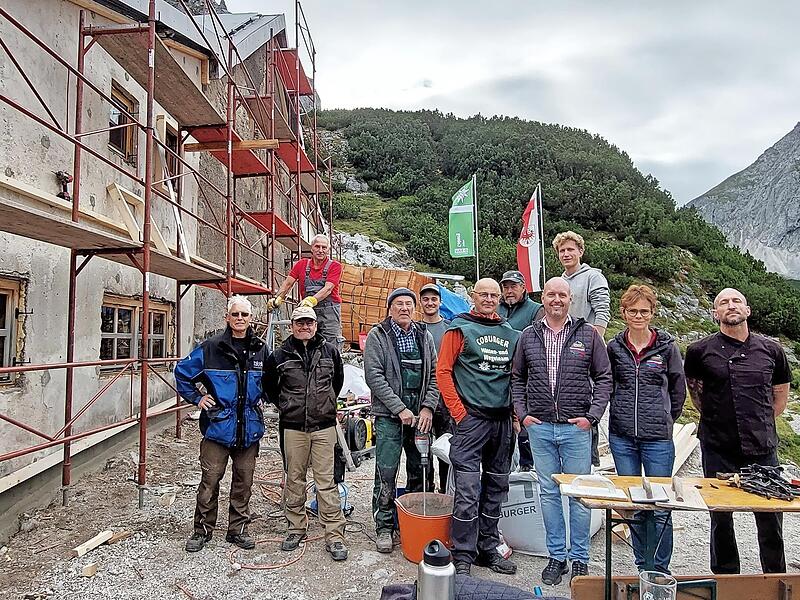 Noch steht das Gerüst: das Arbeits- und das Hüttenteam an der Coburger Hütte (v.l.) Harald, Uli, Helmut, Ludwig, Peter, Erich, Walter, Jürgen, Anton, Barbara und Christian.