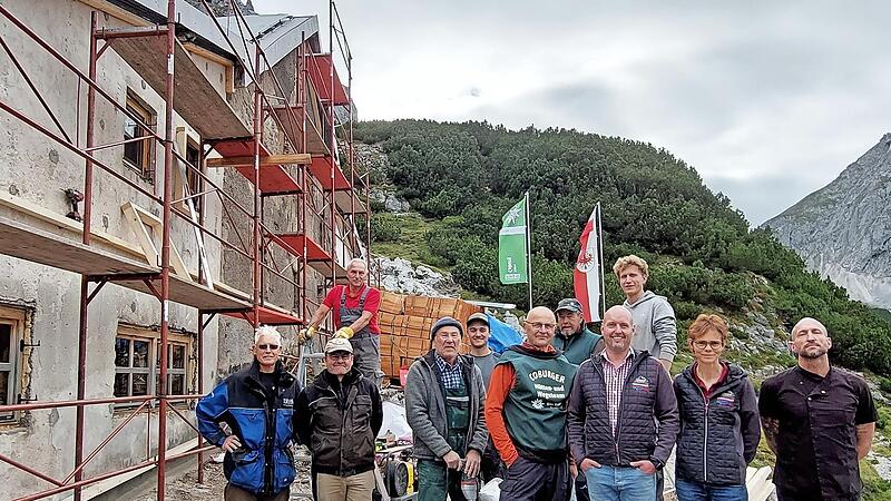 Noch steht das Gerüst: das Arbeits- und das Hüttenteam an der Coburger Hütte (v.l.) Harald, Uli, Helmut, Ludwig, Peter, Erich, Walter, Jürgen, Anton, Barbara und Christian.