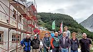 Noch steht das Gerüst: das Arbeits- und das Hüttenteam an der Coburger Hütte (v.l.) Harald, Uli, Helmut, Ludwig, Peter, Erich, Walter, Jürgen, Anton, Barbara und Christian.