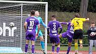 Flanke, Kopfball, Tor: Mit einfachen Mitteln überwand die DJK Vilzing in dieser Szene zum wiederholten Male die FCE-Abwehr und traf durch Paul Grauschopf zum 4:1-Sieg (85.).