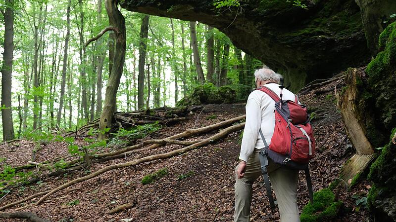 Bernhard Pabst beim Aufstieg zum H&ouml;llenloch, vorbei am &bdquo;steinernen Krokodil&ldquo;Forchheim & Fr&auml;nkische Schweiz