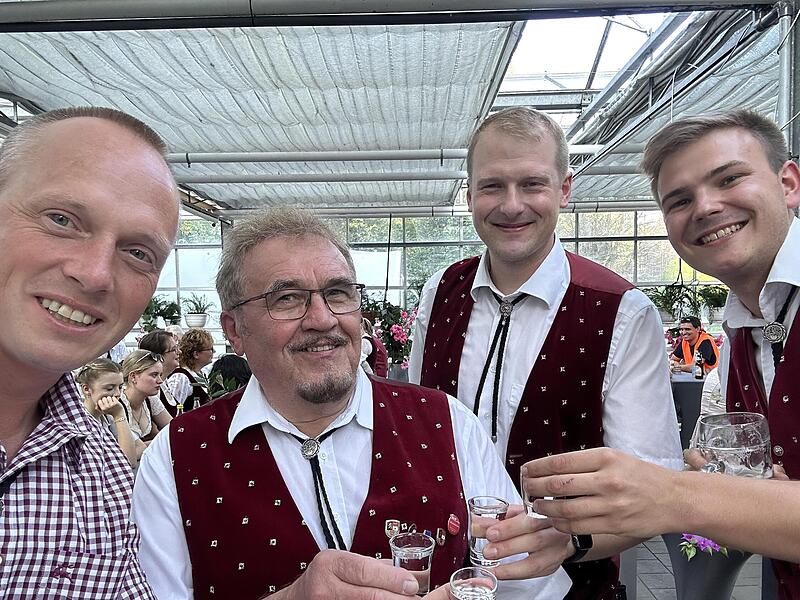 Bei der Königsabholung mit Bürgermeister, Ehrenvorsitzendem Ewald Fehn, Vorsitzendem Michael Schneider und Dirigent Jonas Fischer (von links)