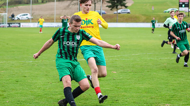 Neukenroths Florian Maurer kommt an der Ecke des Torraumes zum Schuss und überwindet Gästekeeper Leon Stöcklein. Neukenroths Florian Maurer kommt an der Ecke des Torraumes zum Schuss und überwindet Gästekeeper Leon Stöcklein.