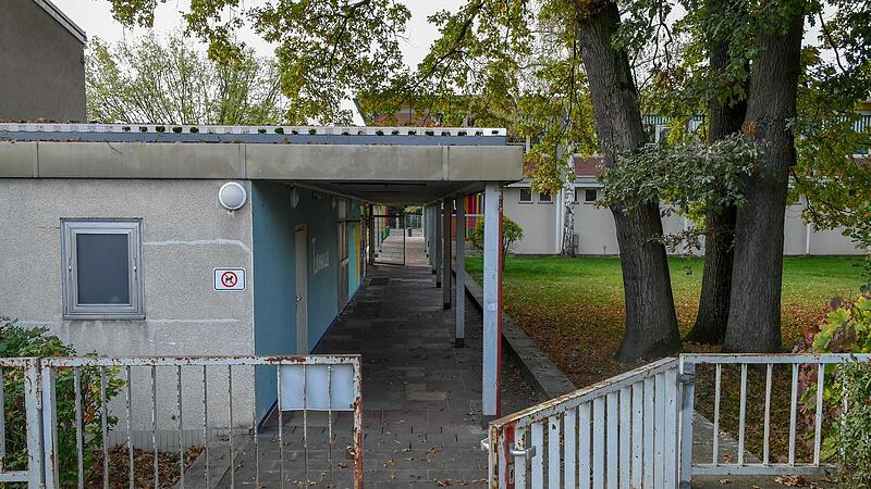 Der Zahn der Zeit hat nicht nur an der Zaunanlage der Hugo-von-Trimberg-Schule genagt. Auch Toiletten und Schulr&auml;ume befinden sich in einem kaum noch hinnehmbaren Zustand.