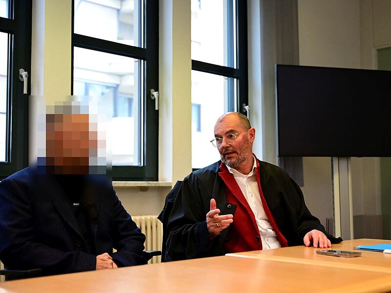 Der Angeklagte und sein Strafverteidiger Dieter Widmann aus Bamberg