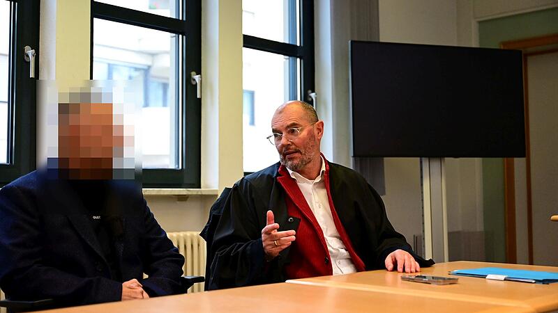 Der Angeklagte und sein Strafverteidiger Dieter Widmann aus Bamberg