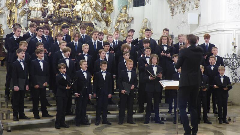 Wussten in G&ouml;&szlig;weinstein gemeinsam zu &uuml;berzeugen: Der Windsbacher Knabenchor und Dirigent Ludwig B&ouml;hme, der den Chor seit 1. September leitet.Forchheim & Fr&auml;nkische Schweiz