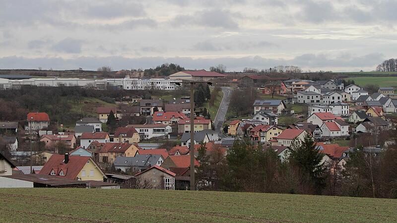 Blick auf den Altort von Kirchaich mit der neuen Siedlung (rechts) und dem Gewerbegebiet an der Lembacher Stra&szlig;e.