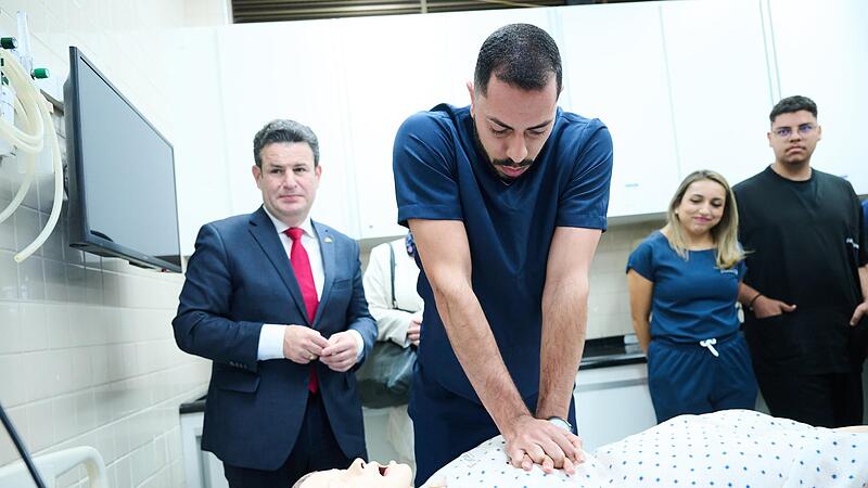 Arbeitsminister Hubertus Heil (links) besucht auf seiner Lateinamerikareise in Brasilia eine katholische Universität, in der man in einem vierjährigen Studiengang zur Pflegekraft mit Bachelor-Abschluss absolvieren kann. Arbeitsminister Hubertus Heil (links) besucht auf seiner Lateinamerikareise in Brasilia eine katholische Universität, in der man in einem vierjährigen Studiengang zur Pflegekraft mit Bachelor-Abschluss absolvieren kann.