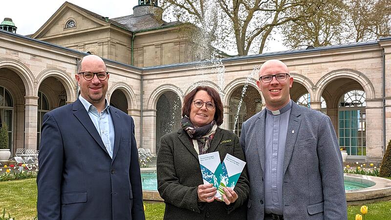 Diakon Maik Richter (von rechts) und seine katholische Kollegin Gemeindereferentin Petra Müller stellten gemeinsam mit Timo Tully, Leiter Gästeservice der Staatsbad GmbH, das neue Programm der Kurseelsorge vor