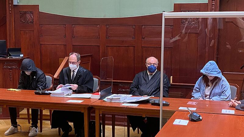 Vor dem Landgericht Bayreuth m&uuml;ssen sich zwei Jugendliche wegen zweifachen Mordes verantworten.