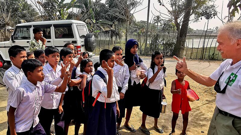 Der Kulmbacher Arzt Alexander Philipp war als „German Doctor“ in Sundarbarns ein gern gesehener Gast – auch bei den Kindern und Jugendlichen. Der Kulmbacher Arzt Alexander Philipp war als „German Doctor“ in Sundarbarns ein gern gesehener Gast – auch bei den Kindern und Jugendlichen.