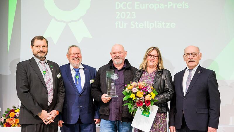 Auszeichnung auf der Urlaubsmesse „Reisen und Camping“ in Essen (von links): DCC-Präsident Dieter Albert, Vizepräsident Udo Hunstiege, Karl-Heinz und Jutta Reuß sowie Rudolf Jelinek, 2. Bürgermeister von Essen. Auszeichnung auf der Urlaubsmesse „Reisen und Camping“ in Essen (von links): DCC-Präsident Dieter Albert, Vizepräsident Udo Hunstiege, Karl-Heinz und Jutta Reuß sowie Rudolf Jelinek, 2. Bürgermeister von Essen.