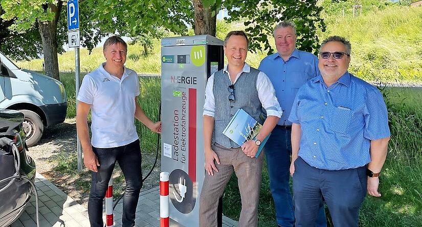 An der neuen Ladesäule stehen (von links) Bernhard Gessner und Michael Lingg von N-Ergie, Florian Spannbauer von Wattmanufactur und Bürgermeister Rainer Morper.