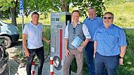 An der neuen Ladesäule stehen (von links) Bernhard Gessner und Michael Lingg von N-Ergie, Florian Spannbauer von Wattmanufactur und Bürgermeister Rainer Morper.
