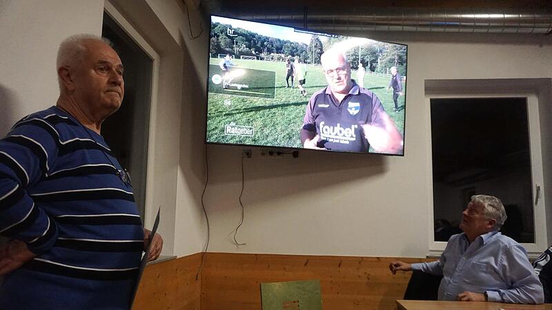 Dieter Goebel stellt das Projekt &bdquo;Walking Football (Geh-Fu&szlig;ball)&ldquo; vor.