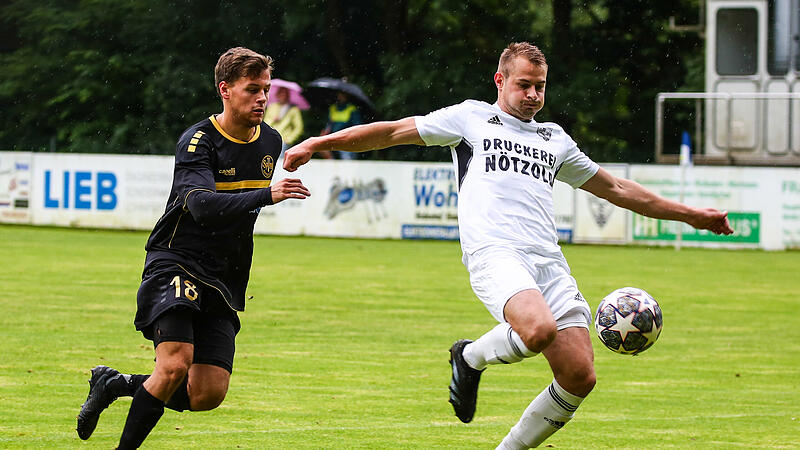 Doppeltorsch&uuml;tze Louis G&ouml;hring (rechts) vom TSV M&ouml;nchr&ouml;den hat sich von seinem Gegenspieler Fabio Zagel gel&ouml;st und erzielt seinen ersten Treffer.