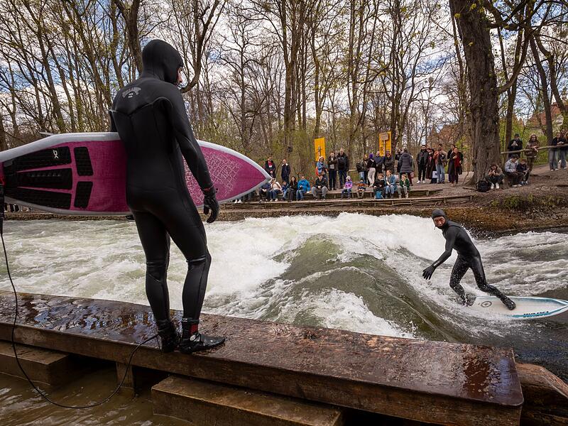Surfer an der Eisbachwelle