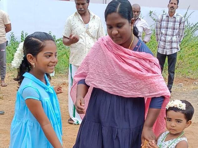 Grundsteinlegung für ein Haus für eine Witwe mit zwei Kindern in Indien Grundsteinlegung für ein Haus für eine Witwe mit zwei Kindern in Indien