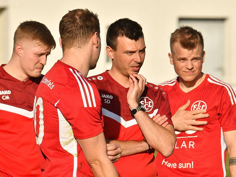 Die FCL-Trainer Stefan Dietz (2. v. r.) und Pascal Scholz bekommen mit Niklas Lulei (2. v. l.) einen zusätzlichen Co-Trainer zur Seite gestellt.