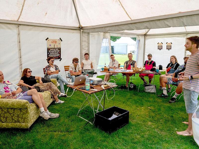 Das Engagement der &bdquo;LutziDas Festival veranstaltet auch zusammen mit dem Verband f&uuml;r Popkultur in Bayern e.V. Workshops zu vielen Themen. Dozent Gabriel Spateneder zum Beispiel vermittelte 2024 Fragen zu GEMA und GVL.&ldquo; h&ouml;rt bei Local Heroes Bayern nicht auf. Das Festival veranstaltet auch zusammen mit dem Verband f&uuml;r Popkultur in Bayern e.V. Workshops zu vielen interessanten Themen. Dozent Gabriel Spateneder zum Beispiel vermittelte 20...