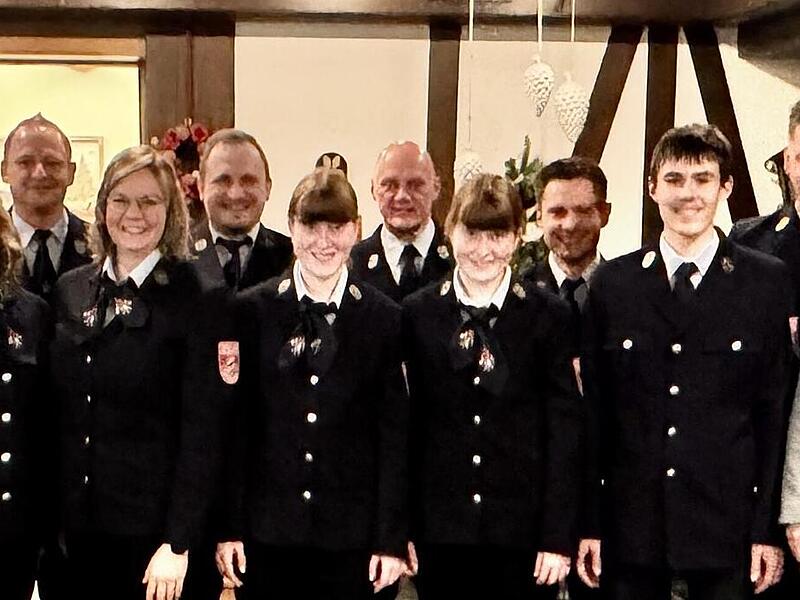 Von links: 1. Kommandant Martin Kornatz, 3. B&uuml;rgermeister Dr. Ralf Hartnack, Benjamin Schreiber, Kreisbrandrat Thomas Hoffmann, Jana Laufmann, 2. Kommandant Heiko St&uuml;binger, Julia Kornatz, 2. Vorstand Andreas Lutz, Sophia Held, Kassenwart Rainer K...