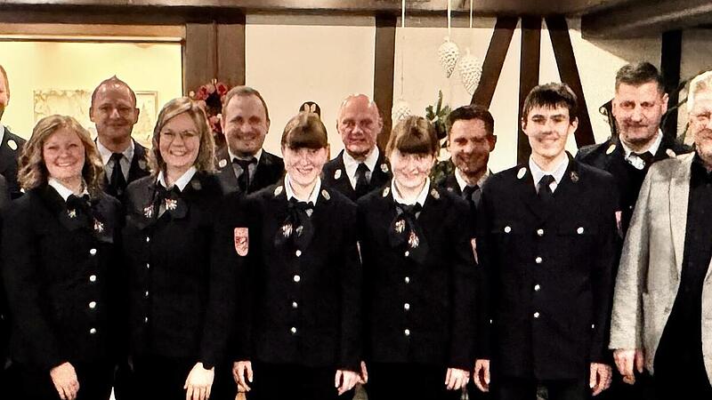 Von links: 1. Kommandant Martin Kornatz, 3. B&uuml;rgermeister Dr. Ralf Hartnack, Benjamin Schreiber, Kreisbrandrat Thomas Hoffmann, Jana Laufmann, 2. Kommandant Heiko St&uuml;binger, Julia Kornatz, 2. Vorstand Andreas Lutz, Sophia Held, Kassenwart Rainer K...