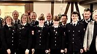 Von links: 1. Kommandant Martin Kornatz, 3. B&uuml;rgermeister Dr. Ralf Hartnack, Benjamin Schreiber, Kreisbrandrat Thomas Hoffmann, Jana Laufmann, 2. Kommandant Heiko St&uuml;binger, Julia Kornatz, 2. Vorstand Andreas Lutz, Sophia Held, Kassenwart Rainer K...
