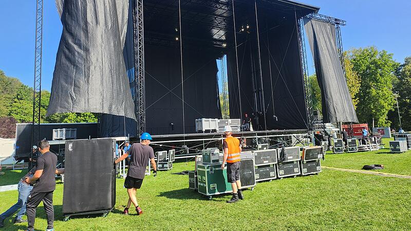 Zw&ouml;lf Meter hoch, zw&ouml;lf mal 15 Meter breit: die B&uuml;hne f&uuml;r Ronan Keating, Santiano, die 90er Show und Boss Hoss.