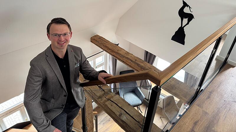 Der Forchheimer Zollhaus-Wirt Christopher Kraus zeigt die neuen Hotelzimmer in seinem Zollhaus.